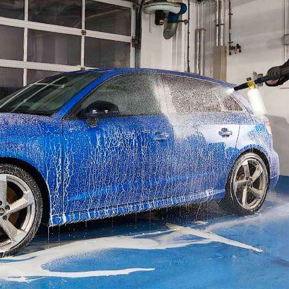 blasting Autoglym Polar Seal onto car exterior