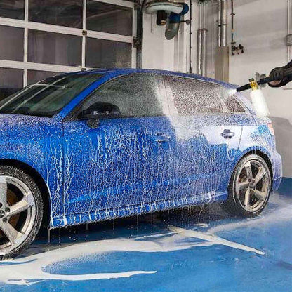blasting Autoglym Polar Seal onto car exterior