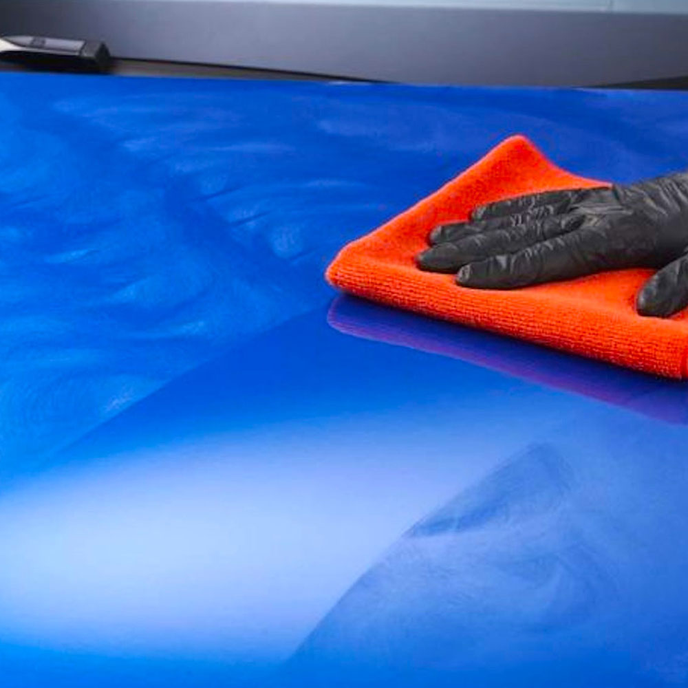 polish car body with microfibre cloth and Autoglym Super Resin Polish