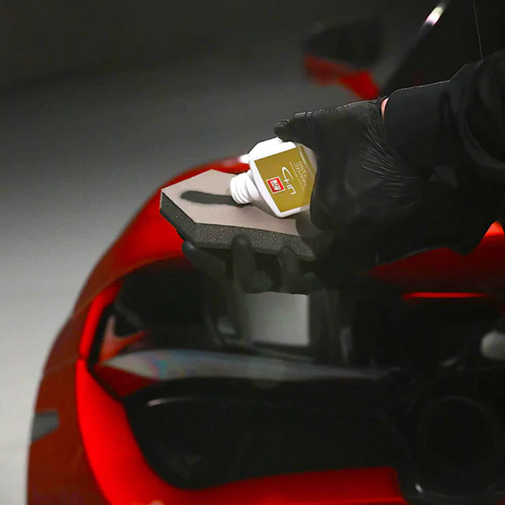 applying buffing Autoglym Ultra High Definition Ceramic Coating on to sponge