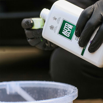 pouring autoglym bodywork shampoo conditioner into cap