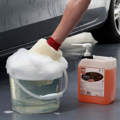 wetting sponge with car shampoo